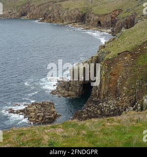 Lands End, Coastpath Cornwall, England, Großbritannien . 05,05,2021. Eine sennen-Bucht in der Ferne, landet am Ende von Cornwall Stockfoto