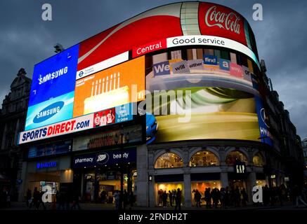 Plakatwände Piccadily Circus London Stockfoto