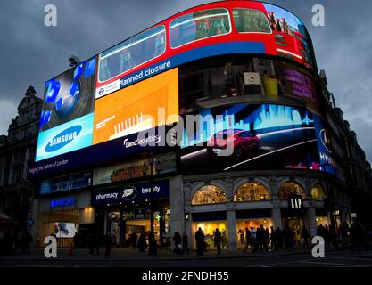 Plakatwände Piccadily Circus London Stockfoto