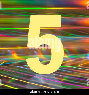 Nummer fünf auf abstraktem, mehrfarbigem holographischem Hintergrund. Disco-Licht-Stil. Stockfoto
