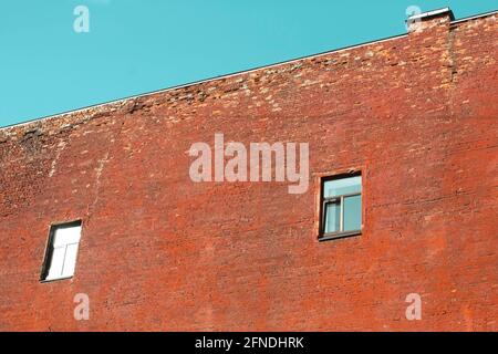 Blick auf das Backsteinmauer-Wohngebäude in St.Petersburg, Russland. Stockfoto