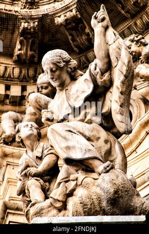 Turmglocke, geschnitzte Steindetails und Eingangstor der Hauptfassade der Kathedrale von Murcia. Stockfoto