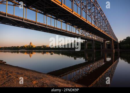 Die Jefferson City Bridge führt am 13. Mai 2021 den US Highway 63 über den Missouri River nach Jefferson City, Missouri, USA. Das Missouri State Ca Stockfoto