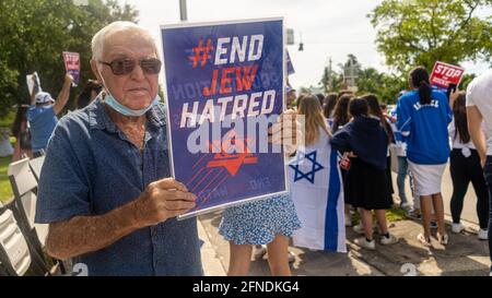 Aventura, Florida, USA. Mai 2021. Yossi Lazzar, 86, vom Hallandale Beach, ruft bei einer Kundgebung in der Nähe von Miami zur Unterstützung Israels dazu auf, den Hass zu stoppen. Die Kundgebung wurde von der örtlichen jüdischen Gemeinde als Reaktion auf die Kämpfe zwischen Israel und der Hamas organisiert.Quelle: Orit Ben-Ezzer/ZUMA Wire/Alamy Live News Stockfoto