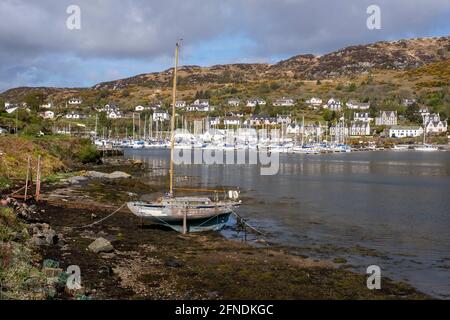 Sonniger Frühlingsmorgen im Hafen von Tarbert, Kintyre Peninsula, Argyll, Schottland. Stockfoto