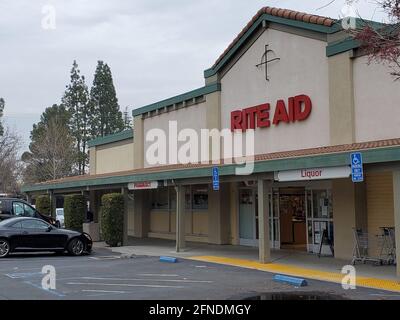 Seitenansicht des Eingangs zum Rite Aid Drug Store mit dem Schild oben, in der Palos Verdes Mall in Walnut Creek, Kalifornien, 12. Januar 2021. () Stockfoto