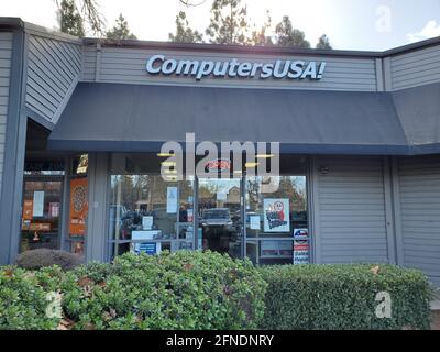 Vorderansicht des Eingangs zu den ComputersUSA! Computergeschäft mit dem oben genannten Schild in Clayton, Kalifornien, 20. Februar 2021. () Stockfoto