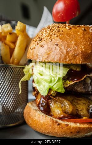 Nahaufnahme eines Burgers mit pommes Frites auf dem Tisch im Restaurant Stockfoto