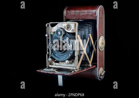 Vintage Klappkamera isoliert auf dem schwarzen Hintergrund. Nahaufnahme der Faltkamera von 1930. Stockfoto