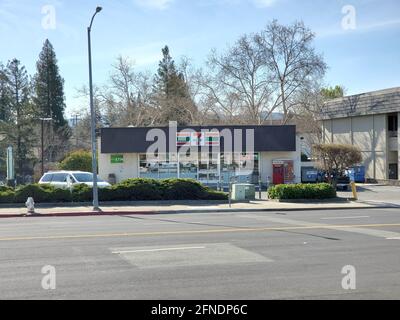 Vorderansicht des Eingangs zu einem 7-Eleven-Laden mit dem Schild oben, in Walnut Creek, Kalifornien, 2. März 2021. () Stockfoto