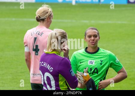 London, Großbritannien. Mai 2021. Fran Kitching (20 Sheffield United) im Gespräch mit Becky Spencer (22 Tottenham Hotspur) während des Vitality Womens FA Cup-Spiels zwischen Tottenham Hotspur und Sheffield United im Hive in London, England. Kredit: SPP Sport Pressefoto. /Alamy Live News Stockfoto