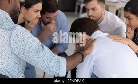 Deprimierter verzweifelter Mann, der schlechte Nachrichten, Probleme teilt Stockfoto