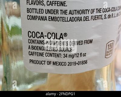 Nahaufnahme eines Etiketts auf einer Coca-Cola-Flasche mit der Aufschrift „enthält Zutaten aus einer biotechnologischen Quelle“ in Walnut Creek, Kalifornien, 4. März 2021. () Stockfoto