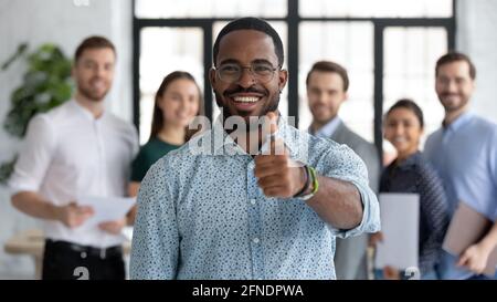 Porträt eines glücklichen afroamerikanischen männlichen Geschäftsführers Stockfoto