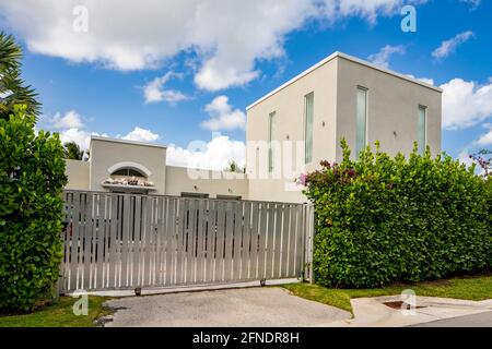 Miami Beach, FL, USA - 15. Mai 2021: Foto eines gehobenen Einfamilienhauses in Miami Beach auf den venezianischen Inseln Stockfoto