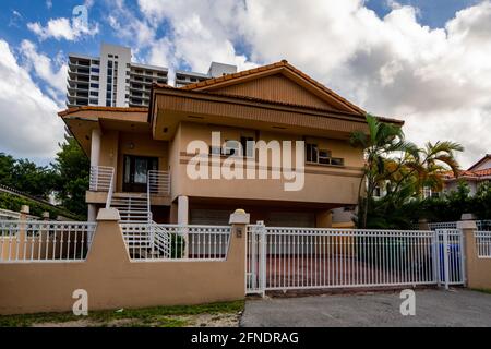 Miami Beach, FL, USA - 15. Mai 2021: Foto eines gehobenen Einfamilienhauses in Miami Beach auf den venezianischen Inseln Stockfoto