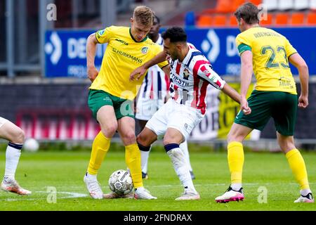 TILBURG, NIEDERLANDE - 16. MAI: Zian Flemming von Fortuna Sittard und Vangelis Pavlidis von Willem II. Kämpfen während des Eredivisie-Spiels zwischen Willem II. Und Fortuna Sittard am 16. Mai 2021 im Koning Willem II. Stadion in Tilburg, Niederlande (Foto: Geert van Erven/Orange Picts) Stockfoto