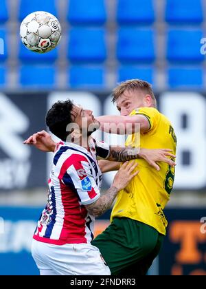 TILBURG, NIEDERLANDE - 16. MAI: Pol Llonch von Willem II. Und Zian Flemming von Fortuna Sittard kämpfen während des Eredivisie-Spiels zwischen Willem II. Und Fortuna Sittard am 16. Mai 2021 im Koning Willem II. Stadion in Tilburg, Niederlande (Foto: Geert van Erven/Orange Picts) Stockfoto