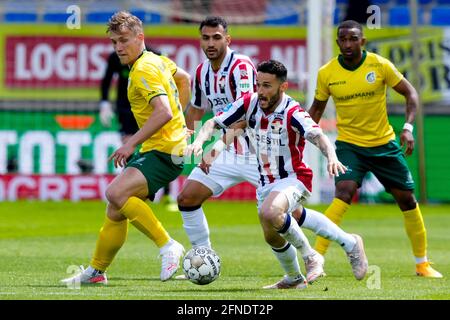 TILBURG, NIEDERLANDE - 16. MAI: Zian Flemming von Fortuna Sittard und Pol Llonch von Willem II. Kämpfen während des Eredivisie-Spiels zwischen Willem II und Fortuna Sittard im Koning Willem II. Stadion am 16. Mai 2021 in Tilburg, Niederlande (Foto: Geert van Erven/Orange Picts) Stockfoto