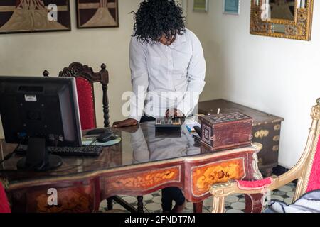 Echte authentische afrikanische schwarze Geschäftsfrau im Büro Stockfoto