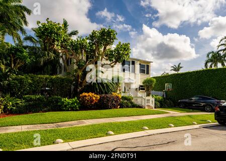 Miami Beach, FL, USA - 15. Mai 2021: Foto eines gehobenen Einfamilienhauses in Miami Beach auf den venezianischen Inseln Stockfoto