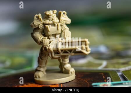 Roseville, MN, USA, 02.04.2021 - Fallout Board Game Plastic Figure on Map Tiles Stockfoto