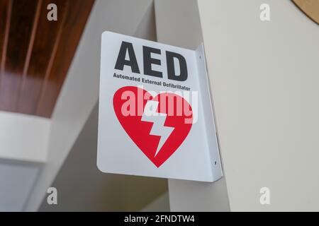 Low-Angle-Aufnahme eines weißen AED-Schildes für den automatischen externen Defibrillator, 16. Januar 2021. () Stockfoto