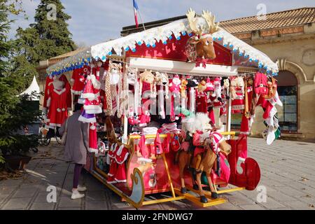 Weihnachtsmarkt in der Innenstadt von Montpellier, in der Provinz von Frankreich, findet man einen Stand für Stofftiere und Dekorationen Stockfoto