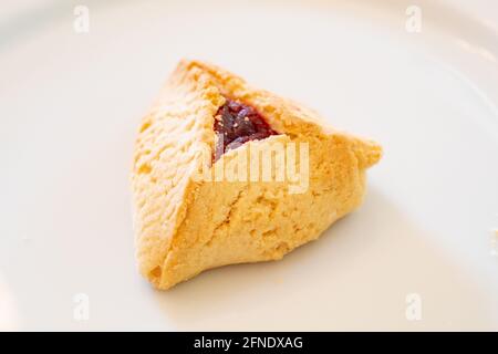 Nahaufnahme eines Tellers mit Hamantaschen-Keksen, einem traditionellen Speiseelement, das während des jüdischen Feiertags von Purim, Lafayette, Kalifornien, am 26. Februar 2021 serviert wurde. () Stockfoto