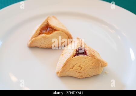 Nahaufnahme eines Tellers mit Hamantaschen-Keksen, einem traditionellen Speiseelement, das während des jüdischen Feiertags von Purim, Lafayette, Kalifornien, am 26. Februar 2021 serviert wurde. () Stockfoto