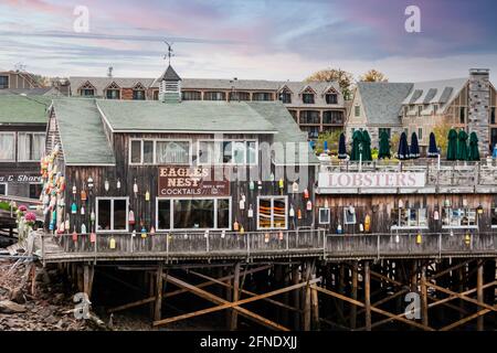 Blick auf das Eagles Nest Restaurant auf Pilings in Bar Harbor, Maine, USA. Stockfoto