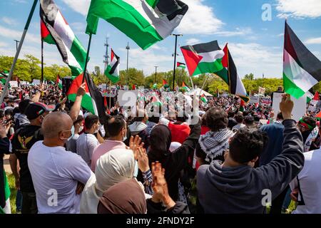 Dearborn, Michigan, USA. Mai 2021. Tausende in dieser stark arabisch-amerikanischen Gemeinschaft nahmen an einer Kundgebung und einem solidaritätsmarsch mit den Palästinensern unter israelischem Angriff Teil. Kredit: Jim West/Alamy Live Nachrichten Stockfoto
