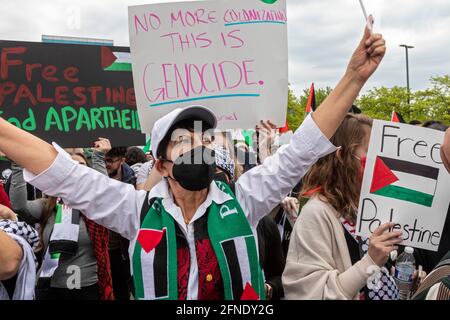 Dearborn, Michigan, USA. Mai 2021. Tausende in dieser stark arabisch-amerikanischen Gemeinschaft nahmen an einer Kundgebung und einem solidaritätsmarsch mit den Palästinensern unter israelischem Angriff Teil. Kredit: Jim West/Alamy Live Nachrichten Stockfoto