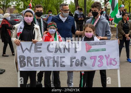 Dearborn, Michigan, USA. Mai 2021. Tausende in dieser stark arabisch-amerikanischen Gemeinschaft nahmen an einer Kundgebung und einem solidaritätsmarsch mit den Palästinensern unter israelischem Angriff Teil. Kredit: Jim West/Alamy Live Nachrichten Stockfoto