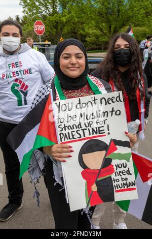 Dearborn, Michigan, USA. Mai 2021. Tausende in dieser stark arabisch-amerikanischen Gemeinschaft nahmen an einer Kundgebung und einem solidaritätsmarsch mit den Palästinensern unter israelischem Angriff Teil. Kredit: Jim West/Alamy Live Nachrichten Stockfoto