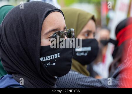 Dearborn, Michigan, USA. Mai 2021. Tausende in dieser stark arabisch-amerikanischen Gemeinschaft nahmen an einer Kundgebung und einem solidaritätsmarsch mit den Palästinensern unter israelischem Angriff Teil. Kredit: Jim West/Alamy Live Nachrichten Stockfoto