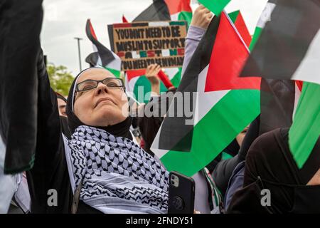 Dearborn, Michigan, USA. Mai 2021. Tausende in dieser stark arabisch-amerikanischen Gemeinschaft nahmen an einer Kundgebung und einem solidaritätsmarsch mit den Palästinensern unter israelischem Angriff Teil. Kredit: Jim West/Alamy Live Nachrichten Stockfoto