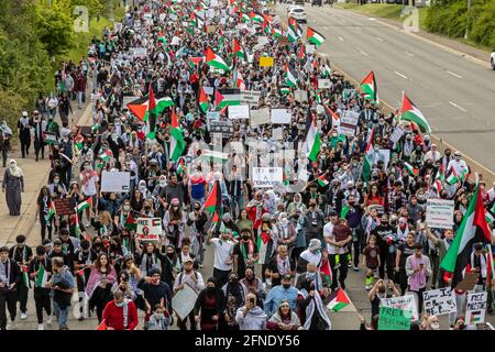 Dearborn, Michigan, USA. Mai 2021. Tausende in dieser stark arabisch-amerikanischen Gemeinschaft nahmen an einer Kundgebung und einem solidaritätsmarsch mit den Palästinensern unter israelischem Angriff Teil. Kredit: Jim West/Alamy Live Nachrichten Stockfoto