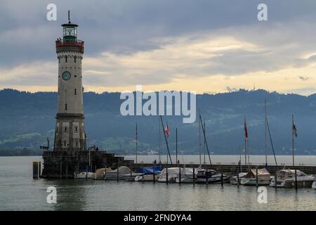 Malerischer alter Leuchtturm in Lindau, Bodensee, Deutschland. Stockfoto