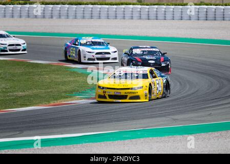 Valencia, Spanien. Mai 2021. Ercoli Gianmarco von CAAL Racing, Vittorio Ghirelli von Hendriks Motorsport und Sebastiaan Bleekemolen vom Team Bleekemolen im Einsatz während des Rennens Nascar Whelen Valencia.die NASCAR Whelen Euro Series wurde 2008 gegründet und gründete dank einer langjährigen Partnerschaft mit NASCAR im Januar 2012 die offizielle NASCAR European Series (National Association for Stock Car Auto Racing). Die europäische NASCR feiert ihren einzigen Termin in Spanien auf dem Circuit Ricardo Tormo in Cheste, Valencia. Kredit: SOPA Images Limited/Alamy Live Nachrichten Stockfoto