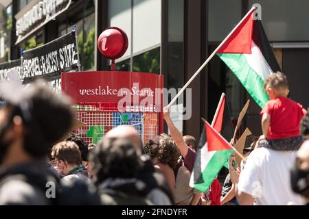 Seattle, USA. Mai 2021. Nach Kämpfen in Gaza brach am Mittag im Einkaufsviertel Westlake in der Innenstadt ein Protest gegen das Freie Palästina aus. Quelle: James Anderson/Alamy Live News Stockfoto