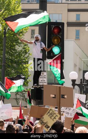 Seattle, USA. Mai 2021. Nach Kämpfen in Gaza brach am Mittag im Einkaufsviertel Westlake in der Innenstadt ein Protest gegen das Freie Palästina aus. Quelle: James Anderson/Alamy Live News Stockfoto