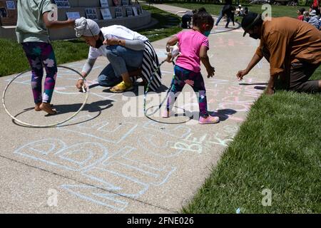 Columbus, Usa. Mai 2021. Erwachsene und Kinder ziehen auf den Gehwegen im Bicentennial Park Gefühle für Toleranz und Solidarität an.viele verschiedene Arten von Menschen kamen in „Solidarity: Ohio United Against Hate“, um sich mit unterrepräsentierten Minderheiten in Ohio zu engagieren, darunter AAPI (Asian Americans and Pacific Islanders)-Gemeinschaften, schwarze Gemeinschaften und die LGBTQ-Gemeinschaft. Kredit: SOPA Images Limited/Alamy Live Nachrichten Stockfoto