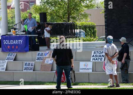 Columbus, Usa. Mai 2021. Ein schwuler Mann spricht über Inklusivität für die LGBTQ-Gemeinschaft. Viele verschiedene Arten von Menschen kamen in „Solidarity: Ohio United Against Hate“, um mit unterrepräsentierten Minderheiten in Ohio zusammenzuarbeiten, darunter AAPI-Gemeinschaften (Asian Americans and Pacific Islanders), schwarze Gemeinschaften und die LGBTQ-Gemeinschaft. Kredit: SOPA Images Limited/Alamy Live Nachrichten Stockfoto