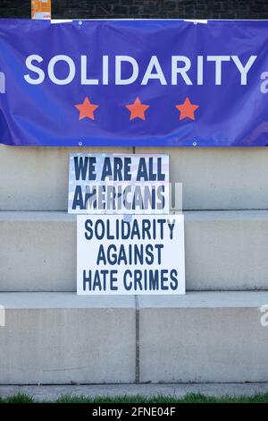 Columbus, Usa. Mai 2021. Banner und Zeichen zur Unterstützung von Toleranz und Solidarität, die während des marsches zu sehen waren.viele verschiedene Arten von Menschen kamen in „Solidarität: Ohio United Against Hate“, um mit unterrepräsentierten Minderheiten in Ohio zusammenzuarbeiten, darunter AAPI-Gemeinschaften (Asian Americans and Pacific Islanders), schwarze Gemeinschaften und die LGBTQ-Gemeinschaft. Kredit: SOPA Images Limited/Alamy Live Nachrichten Stockfoto