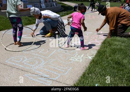 Columbus, Usa. Mai 2021. Erwachsene und Kinder ziehen auf den Gehwegen im Bicentennial Park Gefühle für Toleranz und Solidarität an.viele verschiedene Arten von Menschen kamen in „Solidarity: Ohio United Against Hate“, um sich mit unterrepräsentierten Minderheiten in Ohio zu engagieren, darunter AAPI (Asian Americans and Pacific Islanders)-Gemeinschaften, schwarze Gemeinschaften und die LGBTQ-Gemeinschaft. (Foto von Stephen Zenner/SOPA Images/Sipa USA) Quelle: SIPA USA/Alamy Live News Stockfoto