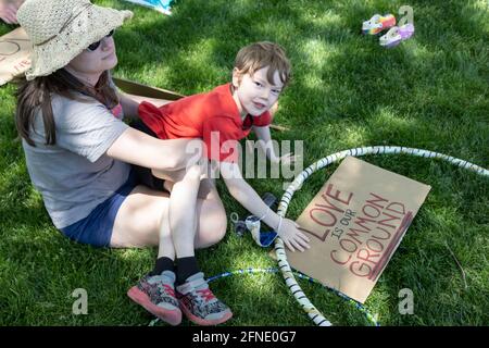 Columbus, Usa. Mai 2021. Frauen und Jungen spielen im Bicentennial Park im Schatten während eines solidaritätsmarsches gegen den Hass gegenüber Minderheiten. Viele verschiedene Arten von Menschen kamen in „Solidarität: Ohio United Against Hate“, um sich mit unterrepräsentierten Minderheiten in Ohio zu engagieren, darunter AAPI (Asian Americans and Pacific Islanders)-Gemeinschaften, schwarze Gemeinschaften und die LGBTQ-Gemeinschaft. (Foto von Stephen Zenner/SOPA Images/Sipa USA) Quelle: SIPA USA/Alamy Live News Stockfoto