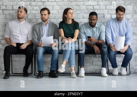 Gelangweilte Stellenbewerber wartet auf Termin mit Mitarbeiter zu lange Stockfoto