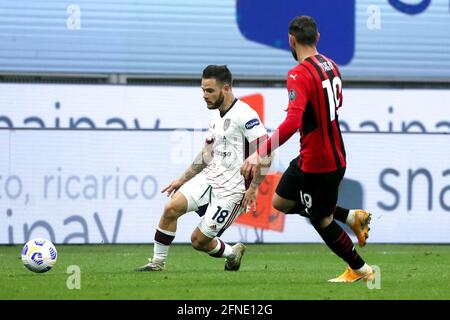 MAILAND, ITALIEN - 16. MAI: Nahitan Nandez von Cagliari Calcio und Theo Hernandez vom AC Mailand während des Serie A-Spiels zwischen AC Mailand und Cagliari Calcio im Stadio Giuseppe Meazza am 16. Mai 2021 in Mailand, Italien (Foto: Ciro Santangelo/Orange Picches) Stockfoto