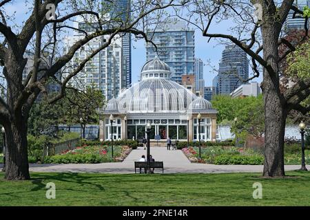 Ein großes altes Gewächshaus in einem öffentlichen Park in der Innenstadt Toronto Stockfoto